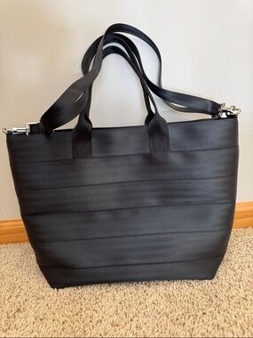 Harveys Medium Streamline Black Seatbelt Shoulder Bag Crossbody Purse Tote